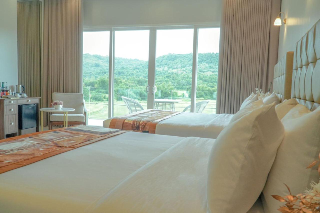 Rancho Bernardo Luxury Villas And Resort Bagac Zewnętrze zdjęcie